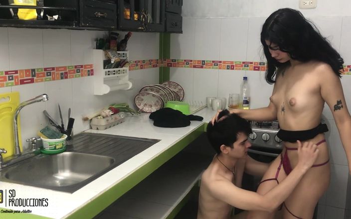 Mafelagoandcarlo: 我的继妹在厨房里给我开箫 - 西班牙语色情