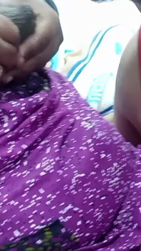 Les seins d’une femme tamoule sucent du lait avec beaucoup de plaisir