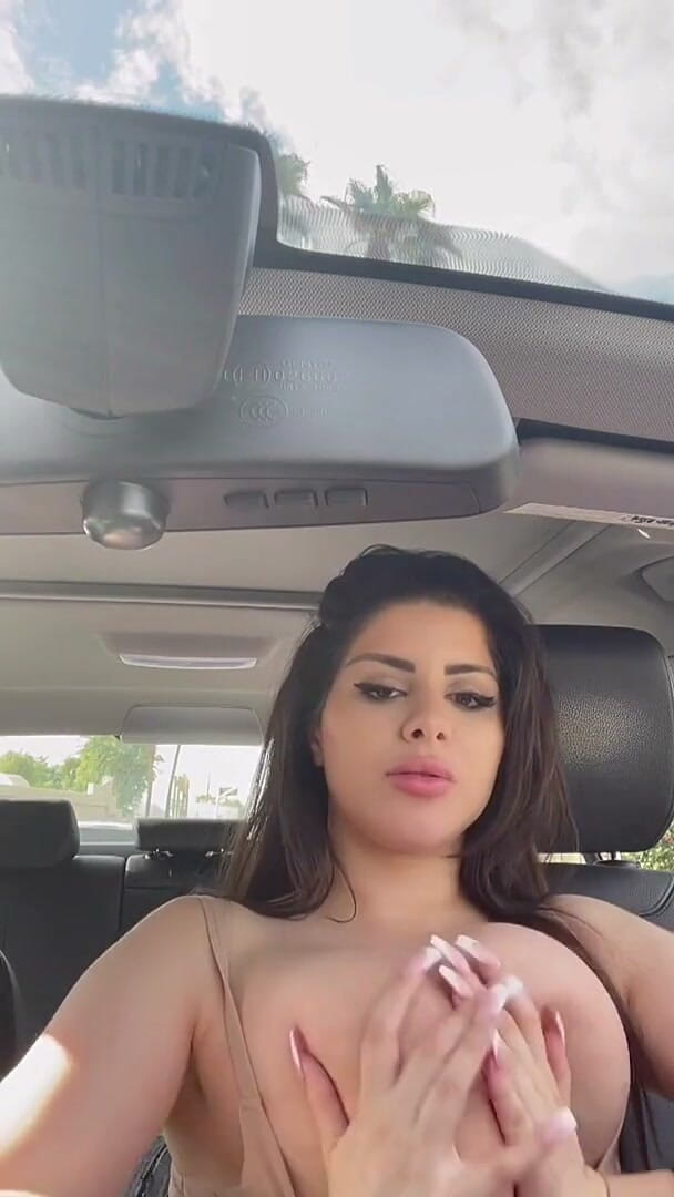 Jazmen Jafar: Brincadeira com peitos em um estacionamento ocupado