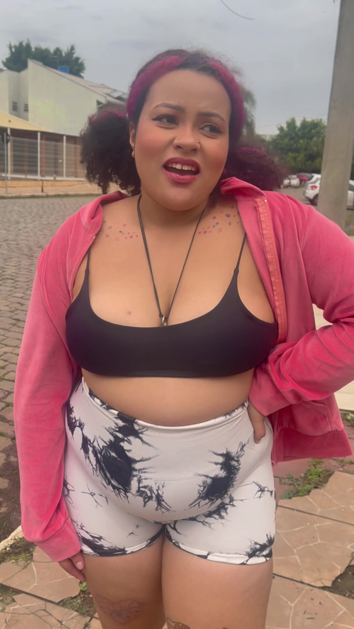 Cutiepiie Chubby: Толстушка идет в пока газовая и не может остановить пердя