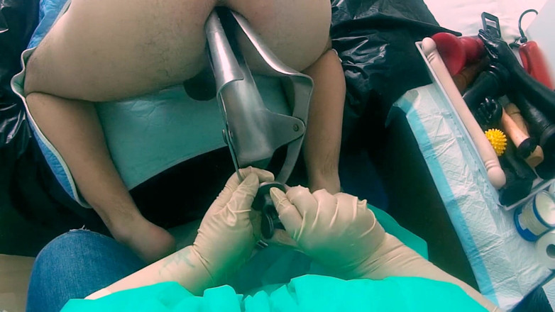Marcus Pollack: Doctorița dominatoare feminină deschide curul bărbatului cu un speculum uriaș