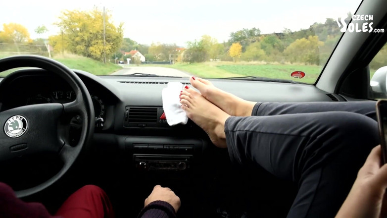 Czech Soles - foot fetish content: Kaki besarnya yang berbau busuk di dalam kereta adalah giliran