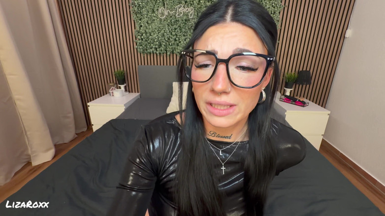 LizaRoxx: Rauchen, schlampiger halsfick in latex-outfit