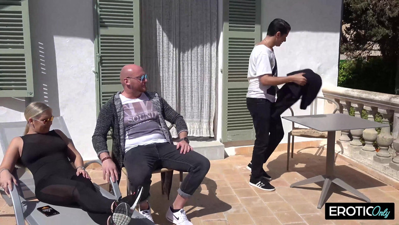 MILFFreaksX: 他在后座和继妹发生关系