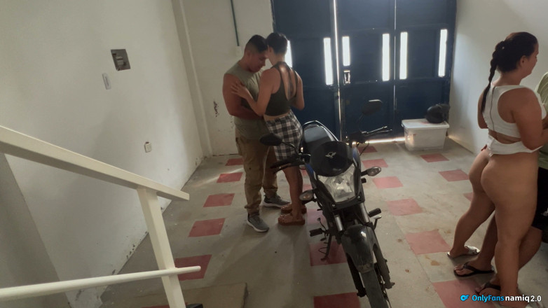 Roxxan: 美しいラティーナがバイク駐車場でセックスをする、路上でのセックス