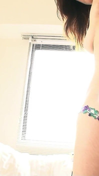 Delgada esposa japonesa con tetas caídas y grandes pezones en el primer sexo porno sin censura con marido