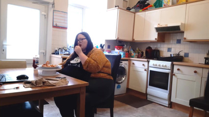 SSBBWLadyBrads: สาวอวบ SSBBW ฉากกินอาหาร แฟนฟิคชั่น แม่บ้านหมูในผ้ากันเปื้อน