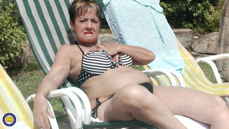 Mature NL: Fantástica orgía lésbica al aire libre, cerca de la piscina