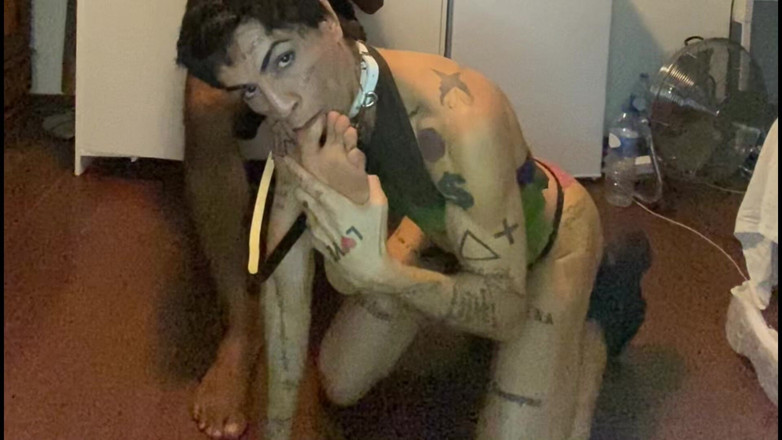 Wesley Bull: Uma submissa bem treinada desfrutando meus pés