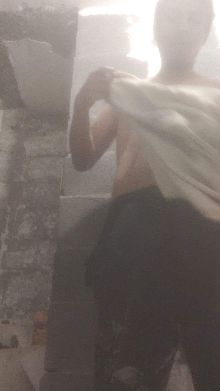 AlexAlejandro13: Pumpar min mjölk i badrummet