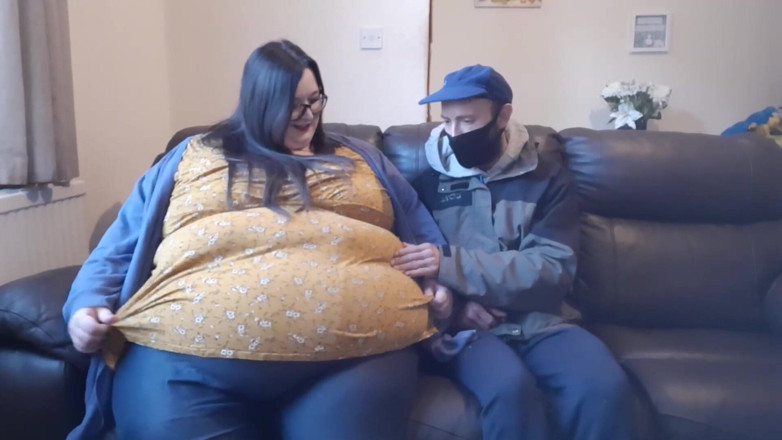 SSBBWLadyBrads: Товстушка грає з животом і треться від поштовика