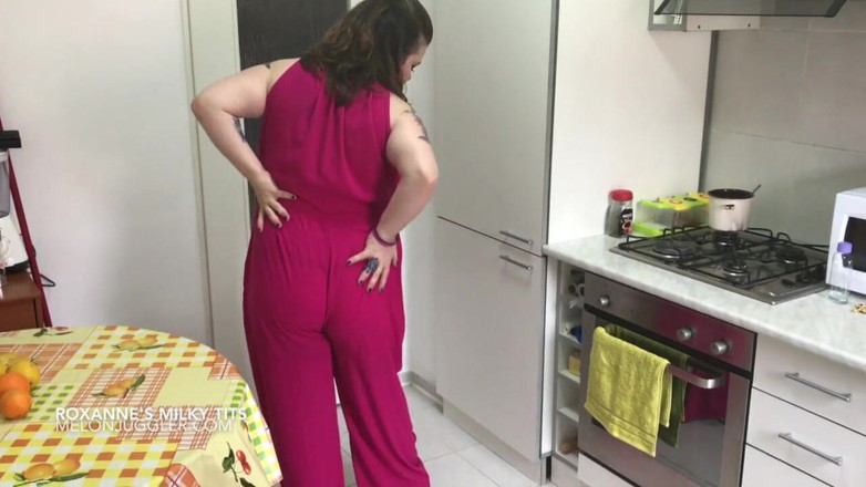 Melon Juggler: Sexy potetovaná velká kráska olejuje její velká prsa