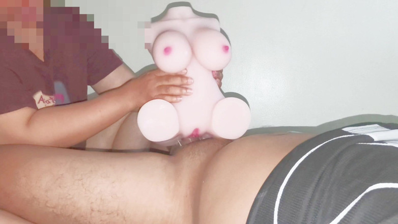 Misslady32: Moja napalona pokojówka znajduje seks lalkę
