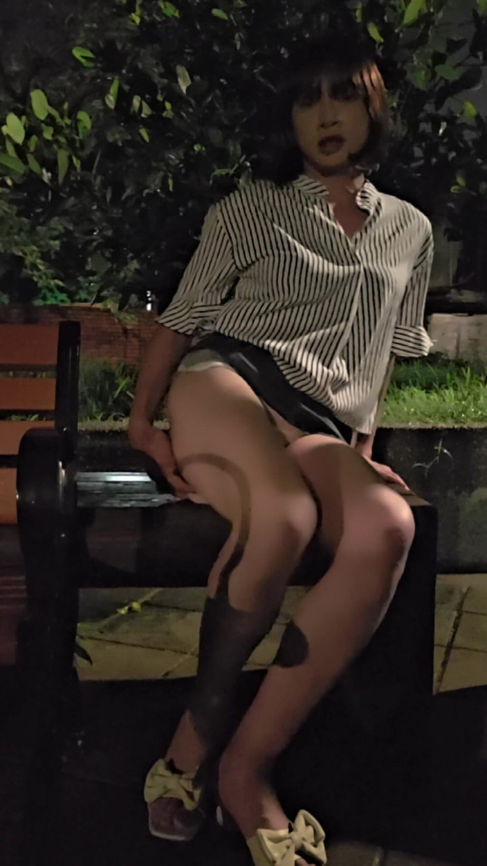 Taiwancdgirl: Pułapka Tingxuan masturbuje się w parku, spacerując z dildo w środku