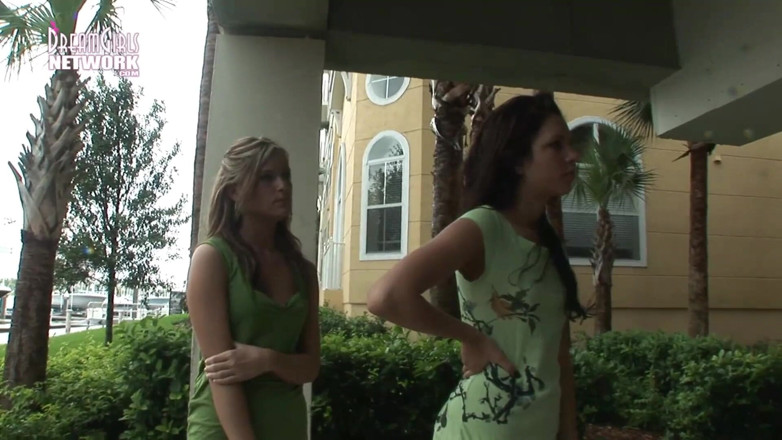 Dream Girls: Duas gostosas se exibindo em Tampa na chuva