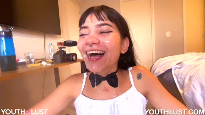 Youth Lust: Anny kitty giovane dietro i doppi vetri bts.
