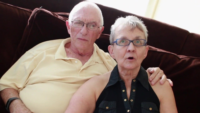 Hard-X: Une salope mature coquine se fait baiser dans un trio