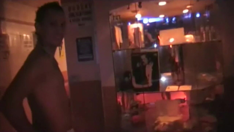 Crunch Boy: Sexy francesa gêmea fode na sauna