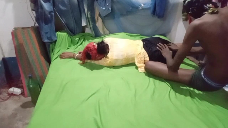 Bengaliauntykichut: Romantic Video with a Desi Aunty Featuring a Hot Butt...