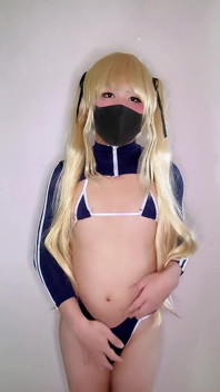 Une femboy mignonne lâche une éjac avec un trou d’onahole