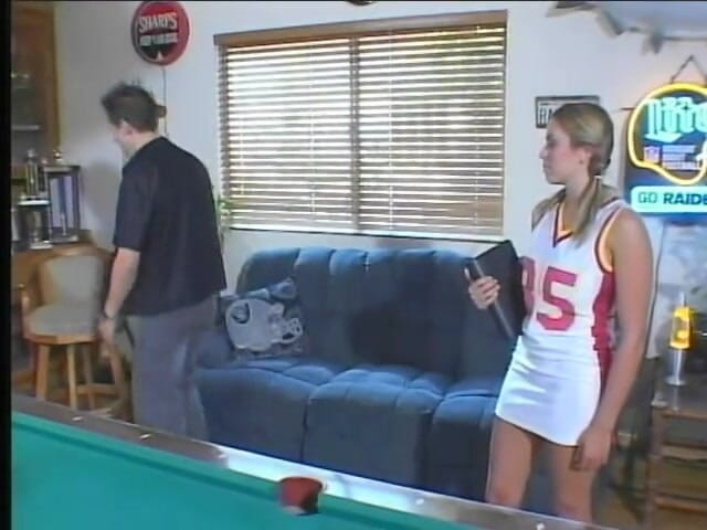 Lonely Horny Teens: Il tipo con un grosso cazzo scopa questa troia bionda...