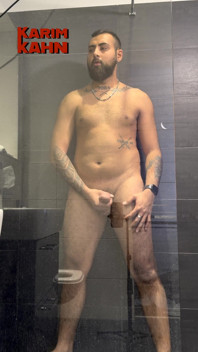 Uma gozada no chuveiro e uma segunda em My Boxers para um fã