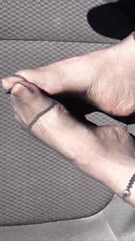 Un garçon en bas nylon en bas dans la voiture