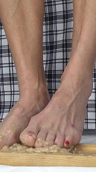 내 예쁜 다리가 푸딩을 가지고 노는