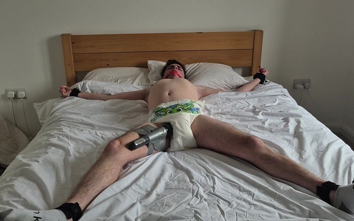 Kinky Alex: Chico atado a la cama