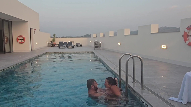 Jimbob Star Straight: Scopata in piscina