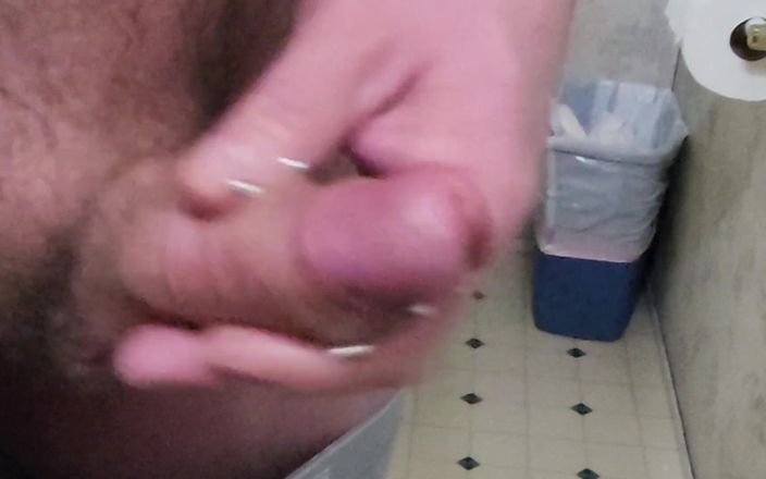 Pierced King: Masturbandosi re con i piercing