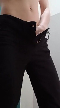 Si rambut coklat kurus seksi dalam seluar jeans ketat melancap pepek berbulu