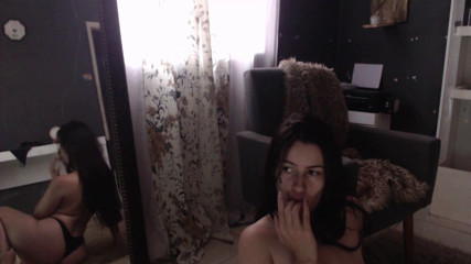 Electra Dominica: Linda Virgin masturbándose mientras ve videos pornográficos