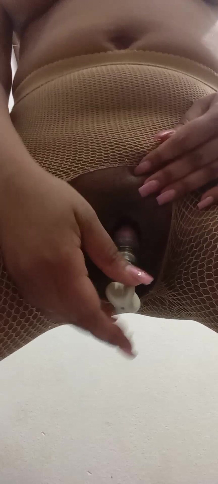 Leather and latex: Velký klitoris napumpovaný a dildo