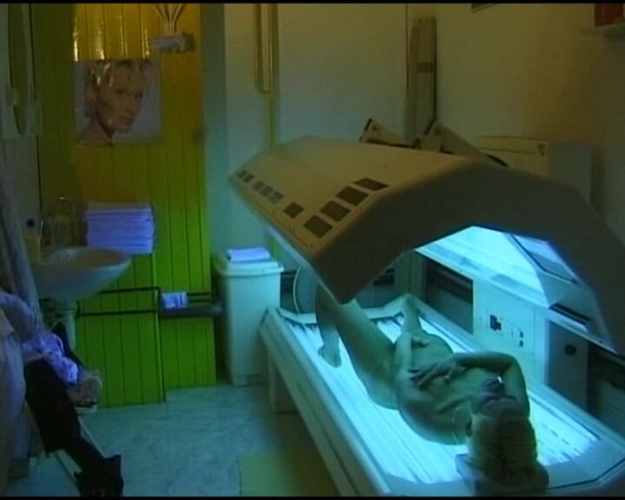 Deutsche Damen: 这个可爱的德国宝贝不能停止玩弄她完美的阴户