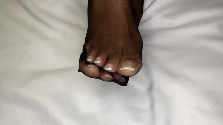 Pink Foxx: सांवली लड़की अपने काले नाइलन के नाइलन पहनी अपनी फ्रेंच पेडीक्योर दिखाती है और अपने पैर दिखाने के लिए हटाती है