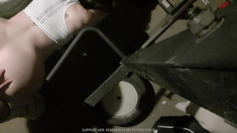 Livingcolors-vip: プレミアム-ブルネットは、彼女のお尻全体にザーメンでワークアウトの前にアナルセックスをしています