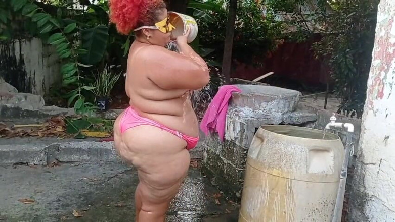 Gordita Culo Rico: Fahişe üvey annem verandada duş alıyor