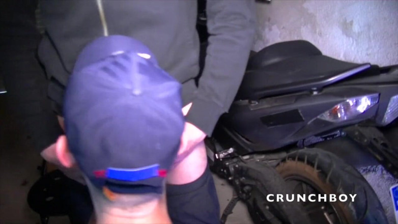 Crunch Boy: Гетеросексуальний хлопець відтраханий його другом у дискреті