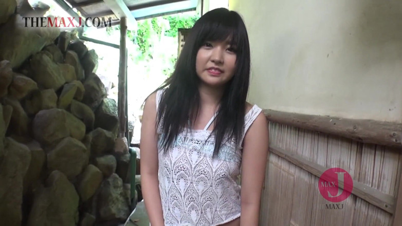 Asian happy ending: Openbare naaktheid met een vibrator in haar slipje