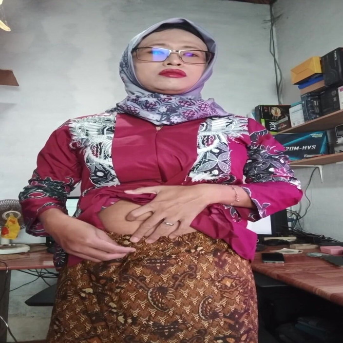 Mitha Zhe: Sexy hidžáb Shemale Mitha Zhe masturbuje ptáka