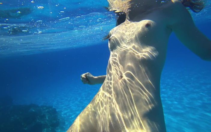GoldTeachers: Fată uimitoare înoată goală pe plaja publică