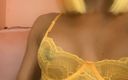 AJ180: Vind je mij leuk in gele kanten lingerie?