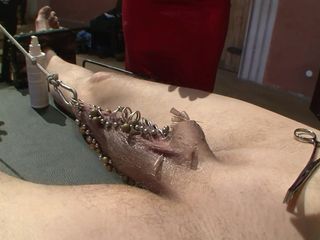Absolute BDSM films - The original: Sexy peituda humilhante palmada chicoteada