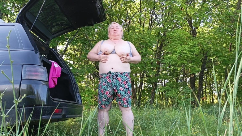 Zona901: Masturbating Her Pussy in Nature