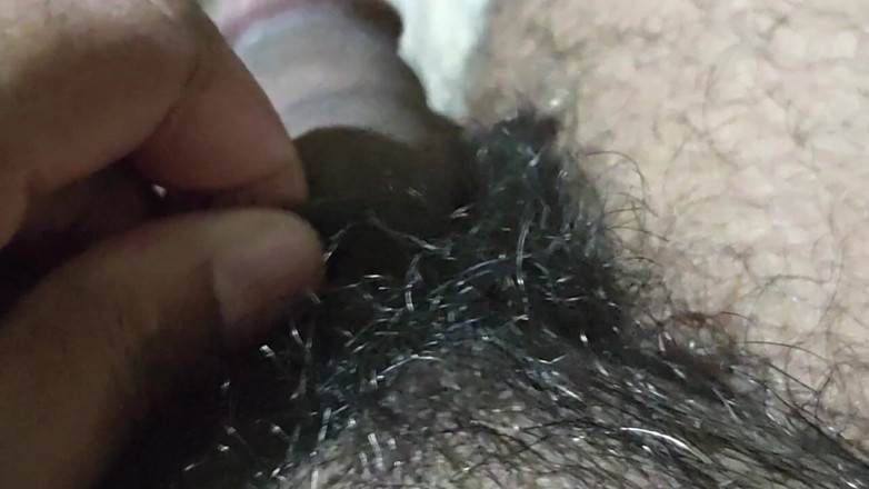 Hot Chilli 2025: Hombre simple tratando de polla dura en la habitación