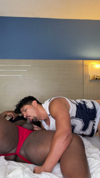 Big Dick Latino Flip rucha się z Wielkim Czarnym Kutasem