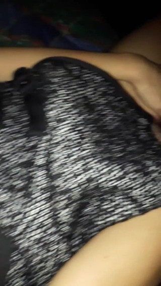 Zara89: Sur le lit, je caresse ses seins pendant qu'elle joue...