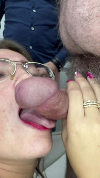 Un vecchio cornuto chiama il suo amico (anche un uomo più anziano) per fare sesso insieme alla sua giovane moglie