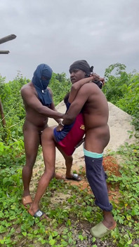 Seks threesome bareback sama dua ayah bahenol dan twink